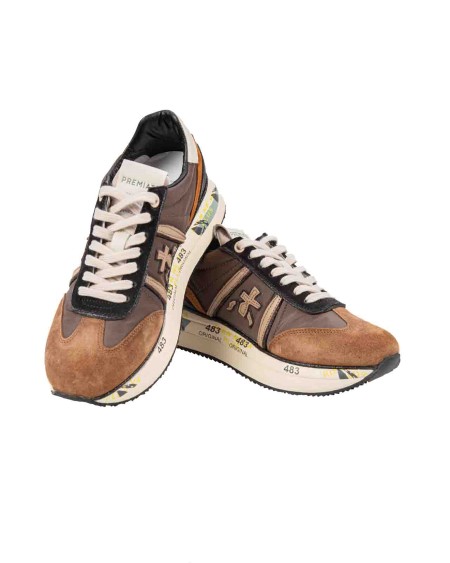 Shop PREMIATA  Scarpe: Premiata sneakers "Conny" in mix di materiali tecnici e pellami. Modello con punta tonda.
Chiusura con lacci.
Logo sulla linguetta.
Caviglia imbottita.
Topponcino arricchito da una particolare stampa ripresa anche sulla linguetta.
Soletta in gomma.
Altezza Suola 4 cm.
Fusbet Interno 27 cm.
Composizione: SOLE: 85% EVA 15% PHYLON (PLASTIC MATERIAL) UPPER: 40% CALF LEATHER 30% PL 10% PA 10% PU 10% PC LINING: 100% GOAT LEATHER.
Made in Vietnam.. CONNY-6492